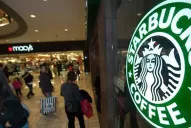 Starbucks contratará a 10.000 refugiados en respuesta a Trump