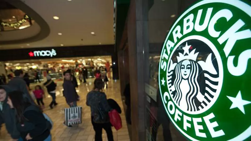 Starbucks contratará a 10.000 refugiados en respuesta a Trump