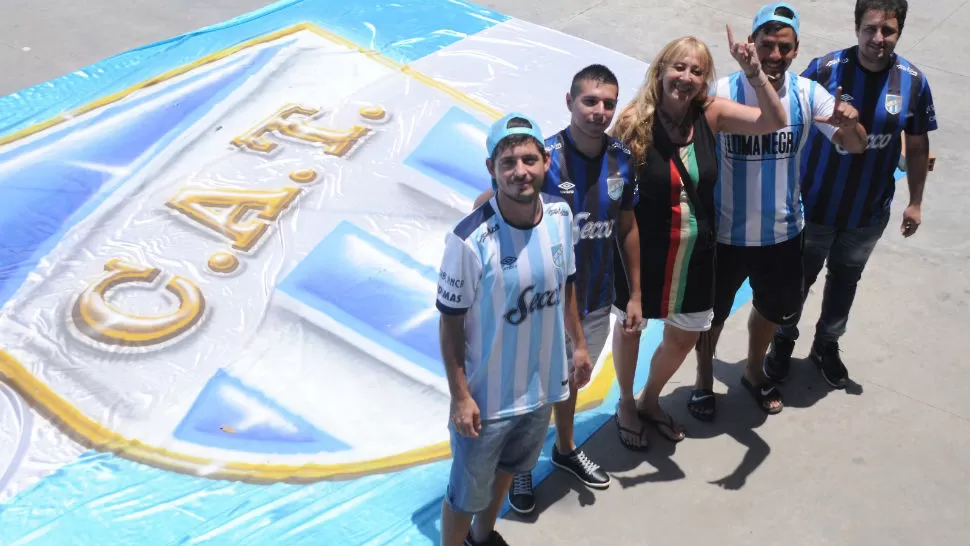SUEÑO EN MARCHA. Pablo, Gonzalo, Delia, jorge y Lucas viajrá a Quito para acompañar a Atlético en la Libertadores. LA GACETA / ANA LÍA JARAMILLO