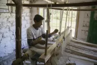 Un paisaje dibujado con hilo y con arcilla