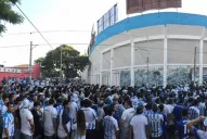 Los hinchas de Atlético colmaron las inmediaciones del estadio en una previa caliente