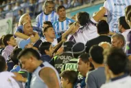Hinchas de Atlético se enfrentaron en las plateas del Monumental
