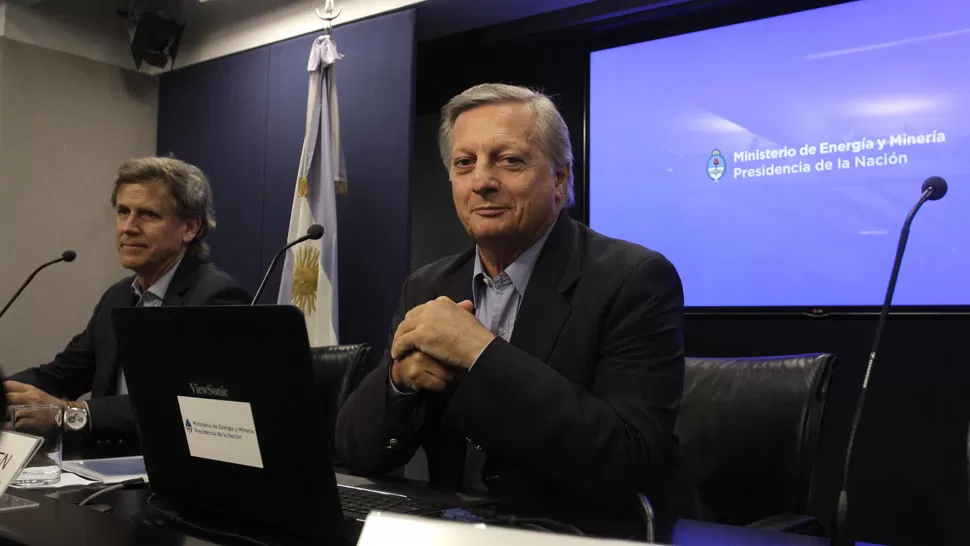 JUAN JOSÉ ARANGUREN. El ministro y un colaborador, antes de la conferencia de prensa de hoy. DYN