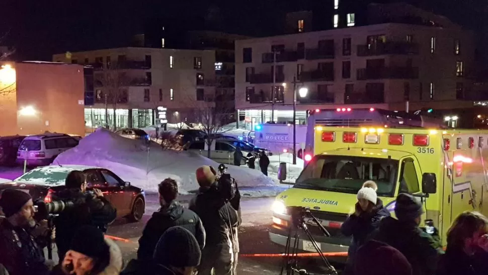 CONMOCIÓN. Una ambulancia aguarda fuera del centro cultural islámico. reuters 