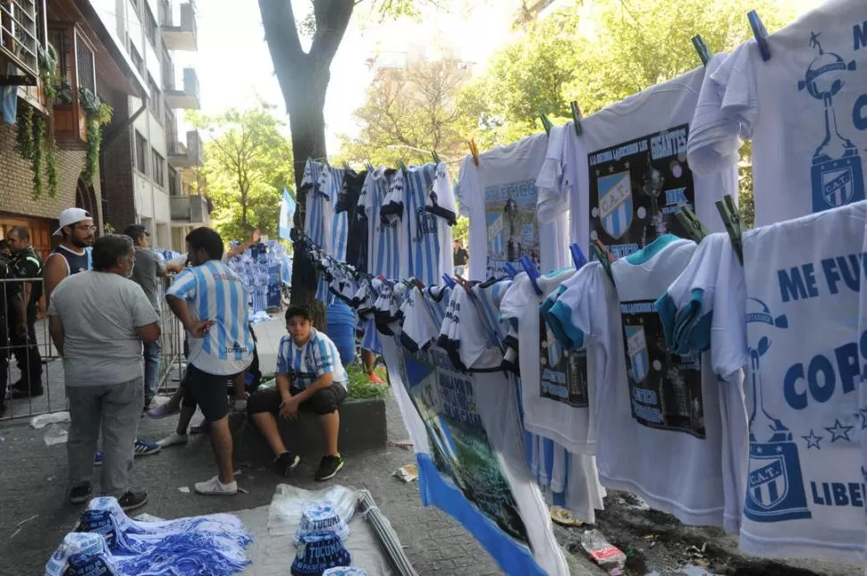 INVASIÓN CELESTE Y BLANCA. Los vendedores instalaron sus puestos en las cercanías de los puntos de expendio. 