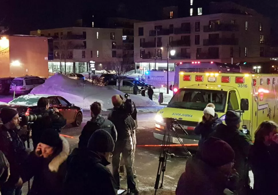 CONMOCIÓN. Una ambulancia aguarda fuera del centro cultural islámico. reuters 