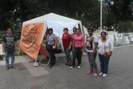 Cobran $ 700 e instalaron una carpa en la plaza Independencia para reclamar estabilidad laboral
