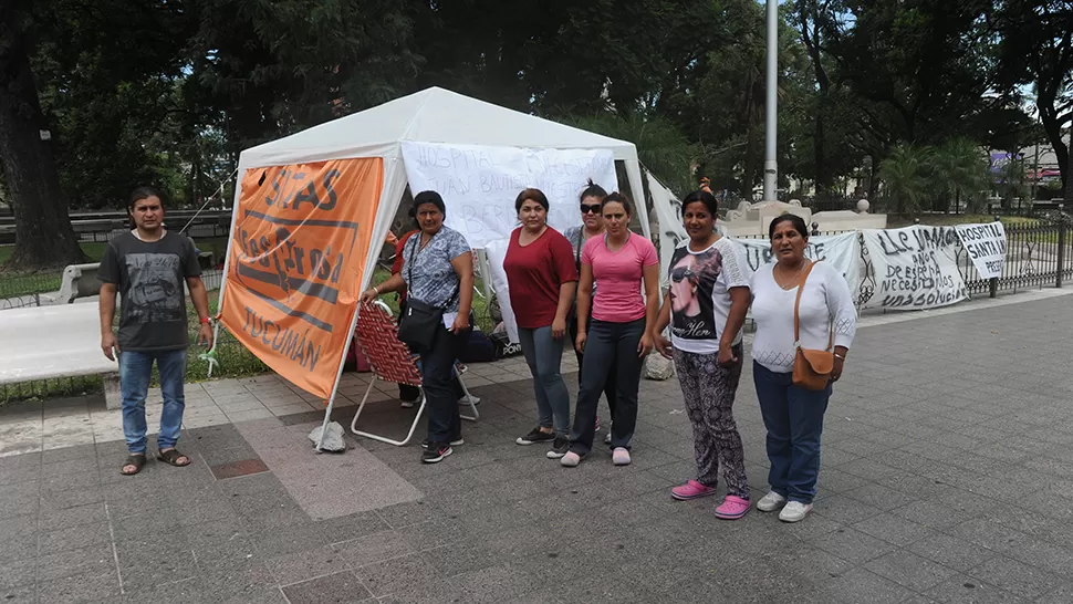 Trabajadoras reclaman con una carpa en la plaza Independencia. FOTO DE FRANCO VERA. 