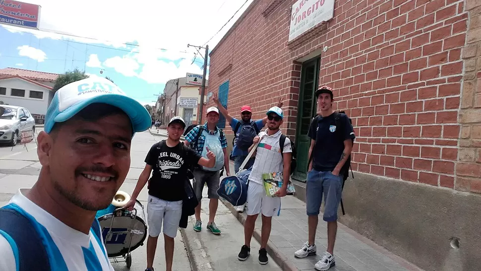 Jorge y sus amigos en Villazón, listos para seguir el viaje hacia Ecuador.