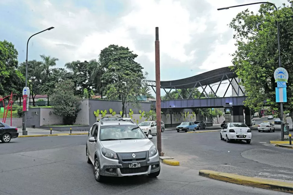 DE GRAN ALTURA. Uno de los postes está colocado en la esquina de Marco Avellaneda y 24 de Septiembre. la gaceta / foto de héctor peralta 