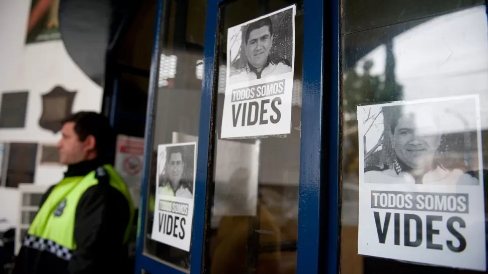EN EL RECUERDO. Sus compañeros de Patrulleros del 911 recuerdan a Vides con una foto pegada en los móviles de la Policía. ARCHIVO LA GACETA / FOTO DE FLORENCIA ZURITA