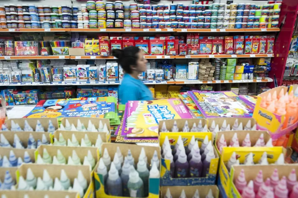 ESCASA CONCURRENCIA. En las librerías minoristas esperan el grueso de clientes para la semana que viene. la gaceta / fotos de diego aráoz