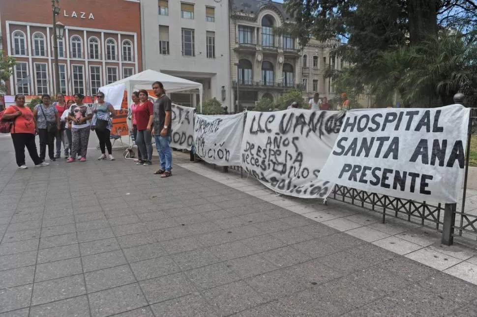 PROTESTA. Tras una manifestación de 29 días en Alberdi, se trasladaron ayer frente a la Casa de Gobierno la gaceta / foto de franco vera