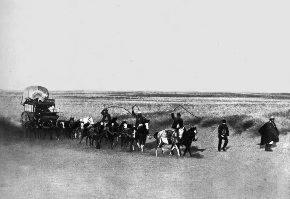 LOS ANTIGUOS VIAJES. Hacia 1877 se tomó esta fotografía de una diligencia argentina en plena marcha.  la gaceta / archivo