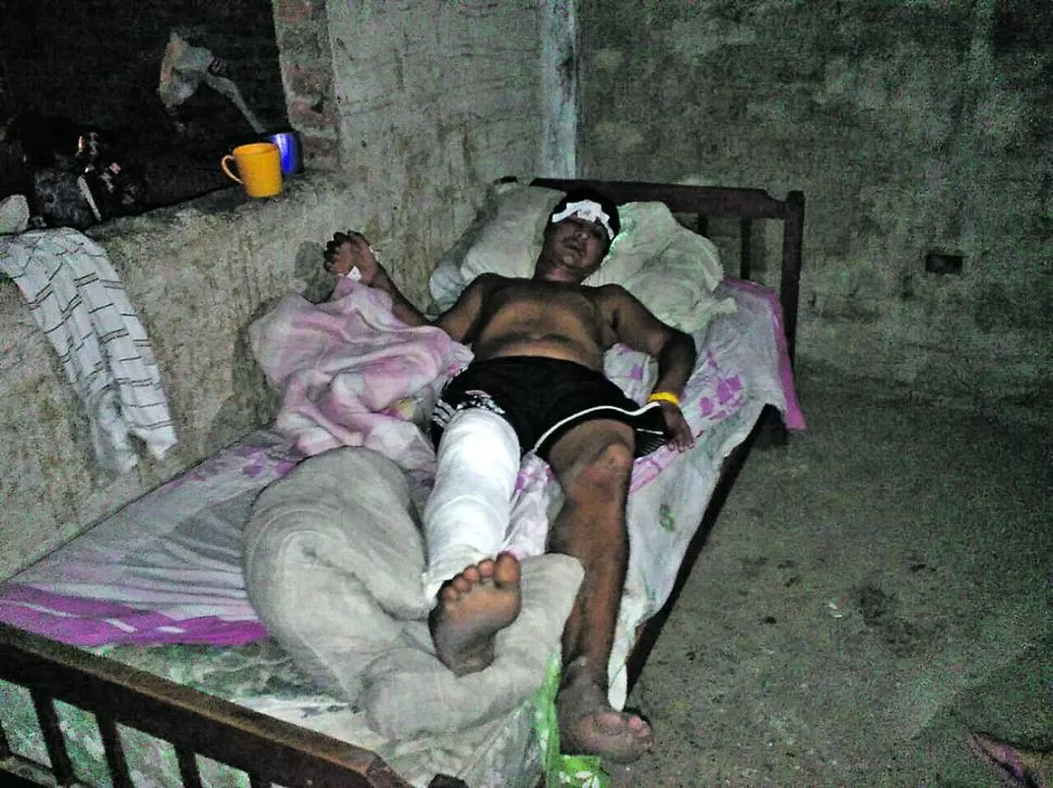 APENAS SI SE MUEVE. Julio Vergara quedó tirado en una cama por las serias lesiones que sufrió luego de haber sido salvajemente atacado. foto de francisco fernandez