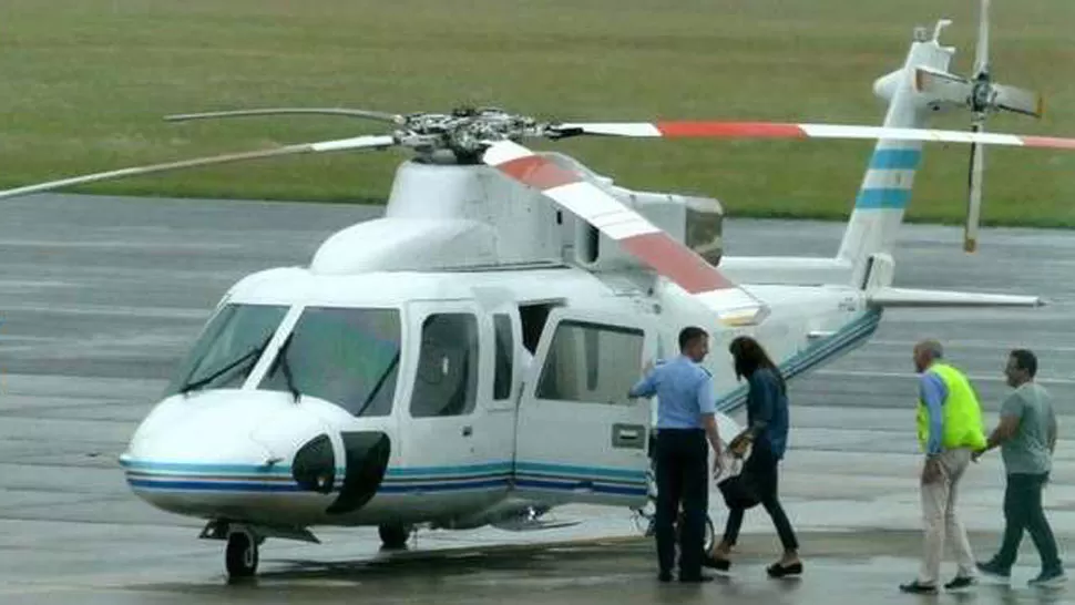 PUNTA DEL ESTE. Juliana Awada aborda el helicóptero presidencia. FOTO TOMADA DE CLARIN.COM