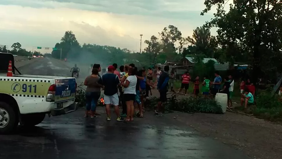 Familias afectadas por el temporal cortaron la autopista Tucumán-Famaillá