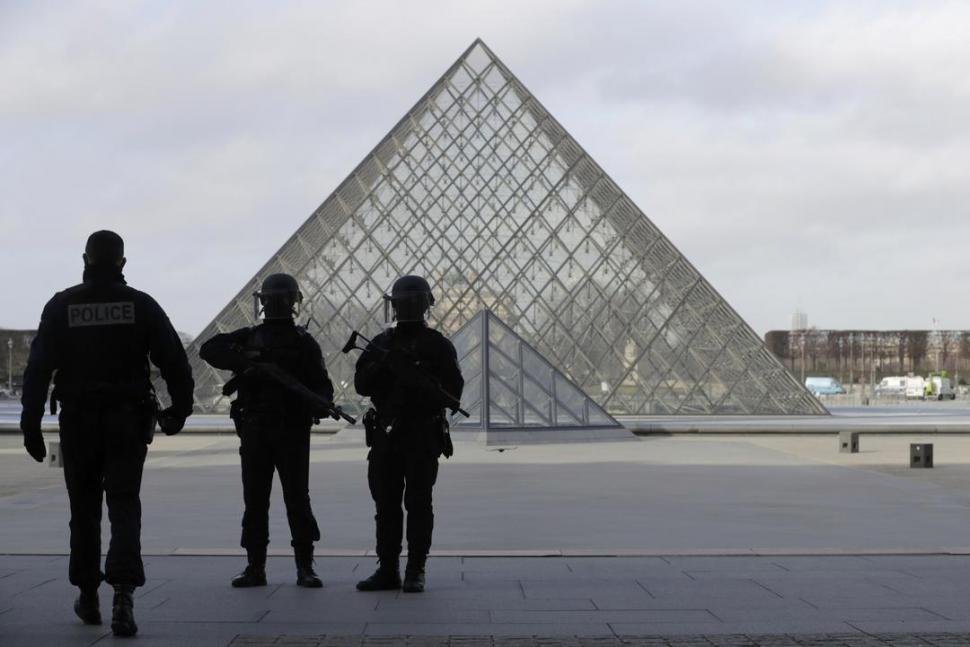 Hieren a un egipcio por atentar en el LouvrePARÍS.- Un soldado francés