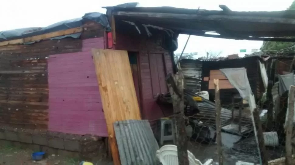 LAS CONSECUENCIAS DE LA TORMENTA. Uno de los principales daños que causó el temporal fue la voladura de techos de chapa en distintas zonas. 