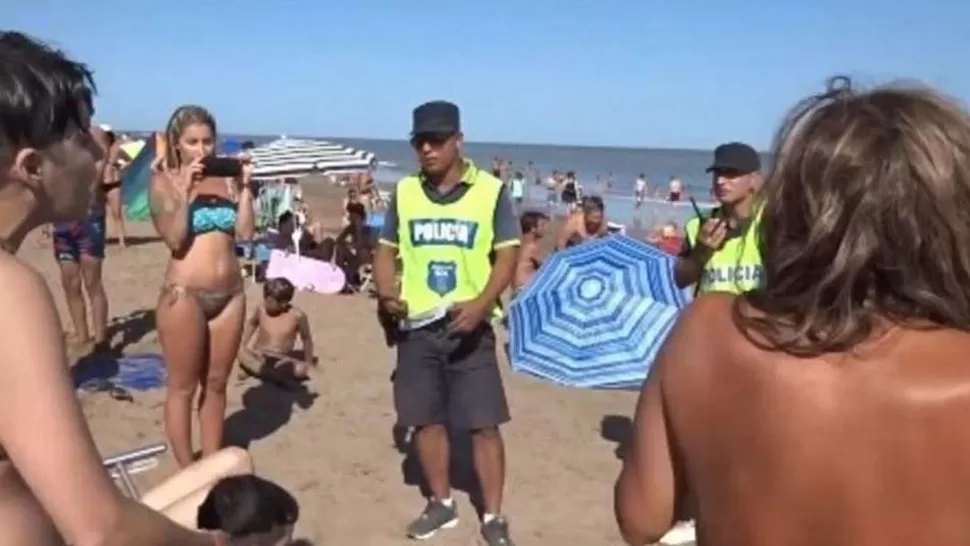 ESCÁNDALO EN NECOCHEA. Policías intentan desalojar de la playa a tres mujeres que hacían topless. ARCHIVO