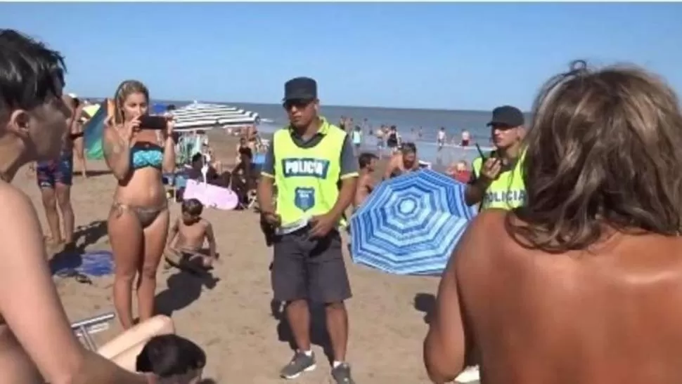 ESCÁNDALO EN NECOCHEA. Policías exigen a las bañistas que se cubran los pechos si no quieren ir presas. clarin.com