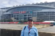 El Tata Martino apoya a los Falcons desde la cancha donde se disputa el Super Bowl