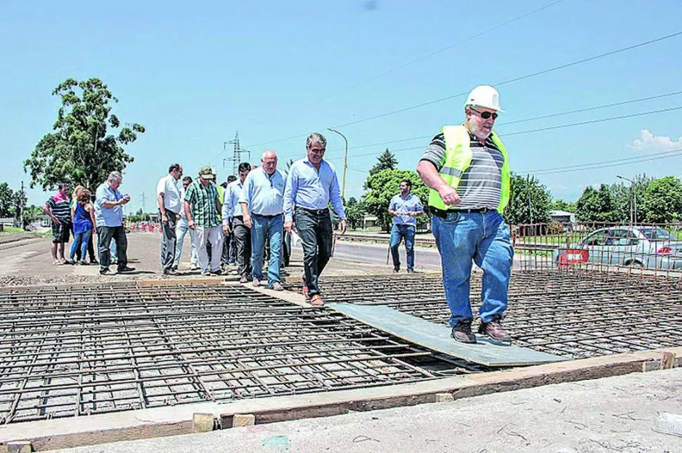 EN AGUILARES. Cano recorrió los trabajos del nuevo puente del río Medina. prensa plan belgrano