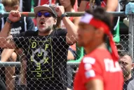 Maradona dijo presente y alienta al equipo de la Copa Davis