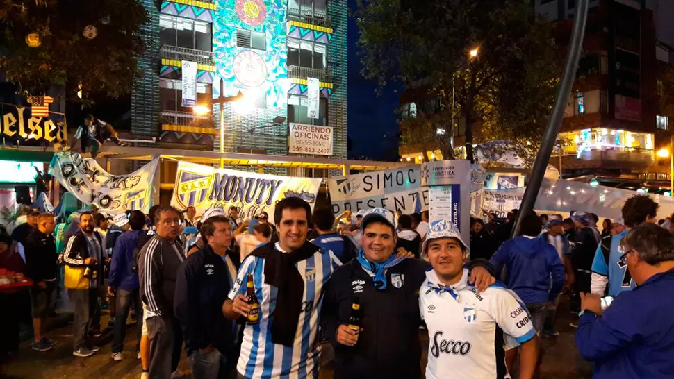 Los hinchas de Atlético se reencontraron a 4.600 kilómetros de Tucumán.