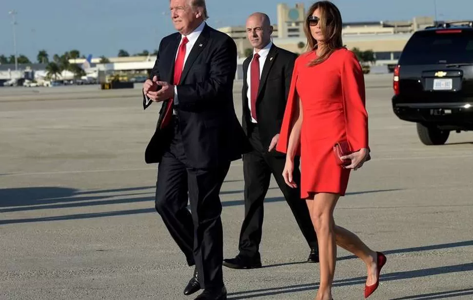 Trump le negó a su esposa darle la mano mientras caminaban