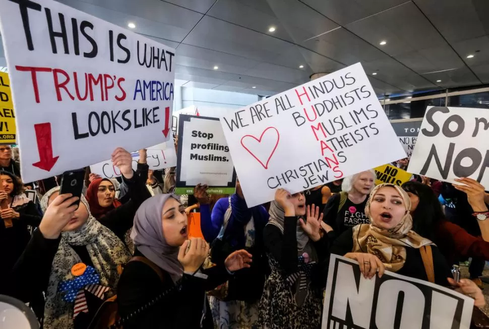 RECHAZO. Un grupo de mujeres musulmanas protesta en el aeropuerto de Los Ángeles contra el decreto. fotos DE reuters 
