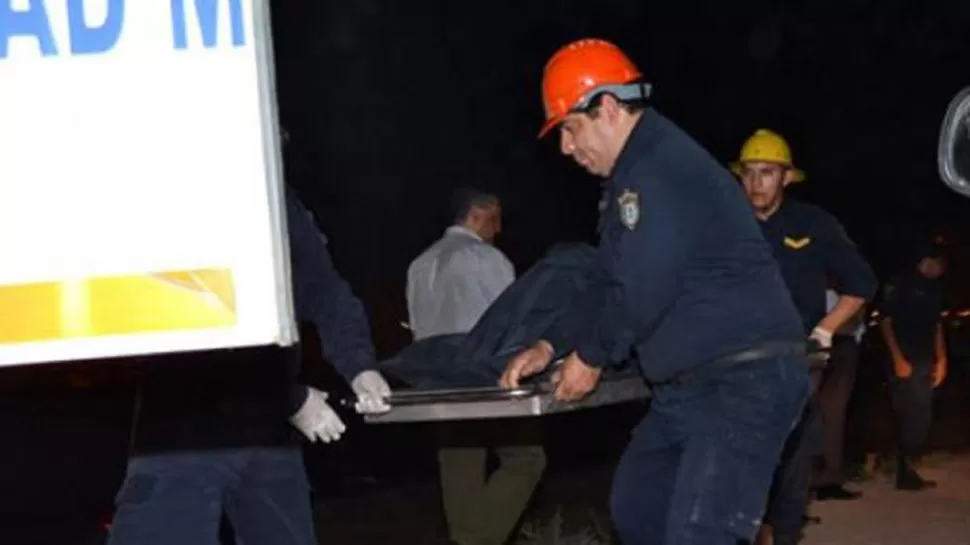 ABANDONO. La Policía recogió el cuerpo y lo trasladó para realizarle la autopsia. FOTO TOMADA DE DIARIOPANORAMA.COM