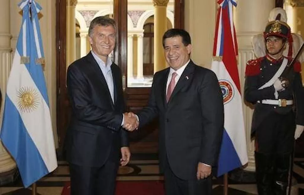 MACRI Y CARTES. Se construirán puentes que unirán Argentina con Paraguay. FOTO TOMADA DE LANUEVA.COM.