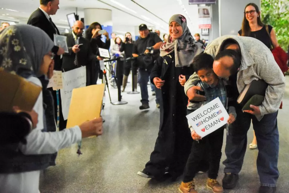 DE YEMEN.- Eman (12) y su padre Ahmed Ali llegan a San Francisco para reunirse con su familia, luego de seis años. Reuters