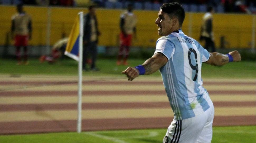 CELESTE Y BLANCA. Zampedri festeja su gol ante El Nacional. REUTERS