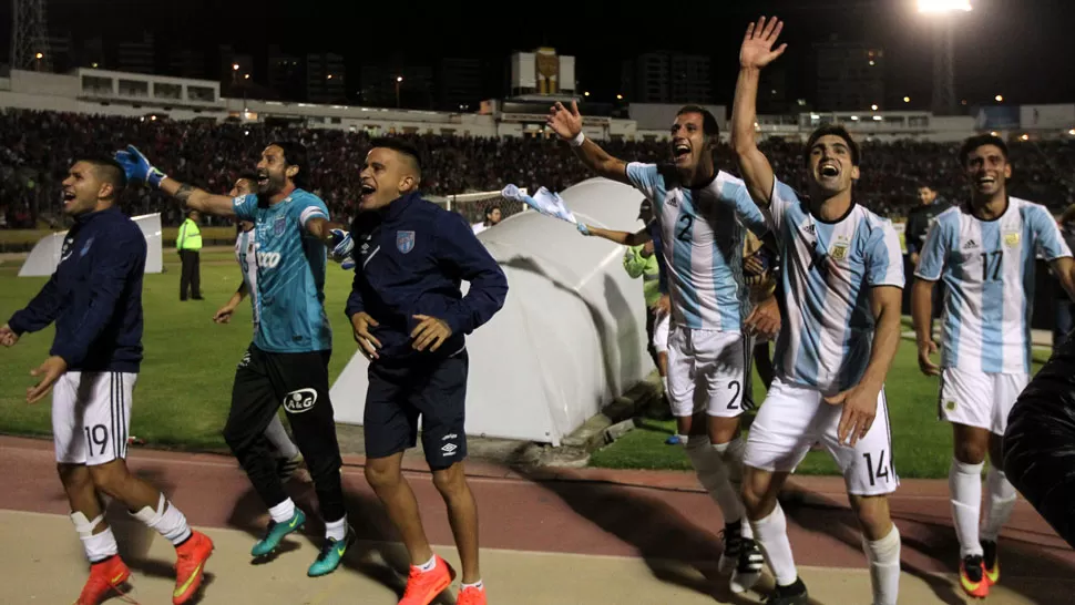 FESTEJO. Los jugadores celebran tras el final del partido. REUTERS
