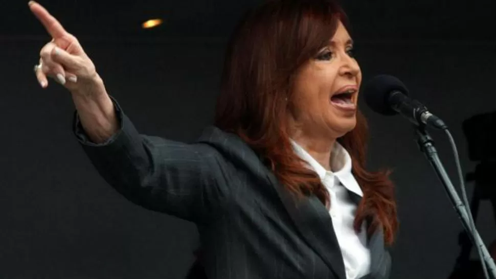 CRISTINA FERNÁNDEZ. La ex presidenta, en el acto que se organizó luego de su primera declaración por la causa dólar futuro. ARCHIVO
