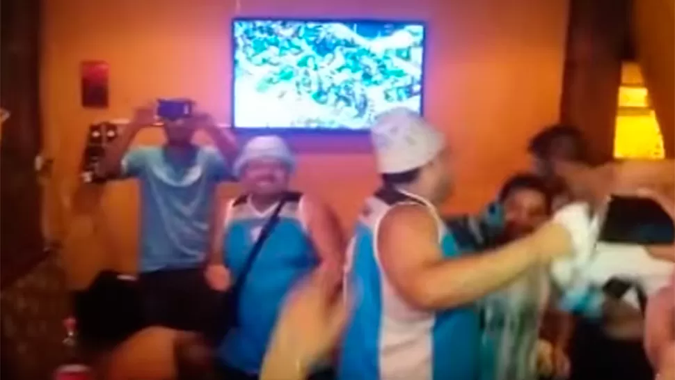 Video: el emocionante festejo del grupo de hinchas que se quedó varado antes de llegar a Quito
