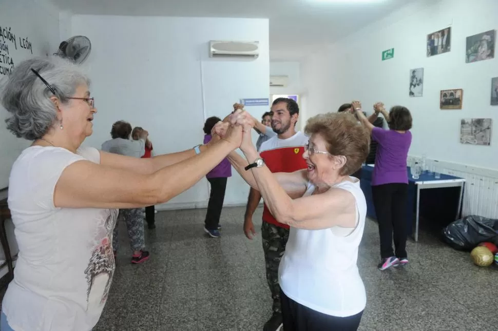 BAILE Y DIVERSIÓN. En primer plano, a la derecha, Marta Parrado de Cuño, de 83 años, disfruta de juegos en las clases de la fundación León. la gaceta / foto de franco vera