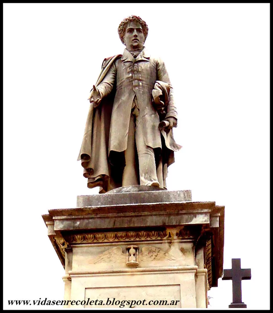 MARCO MANUEL DE AVELLANEDA. Estatua de uno de los gobernantes ejecutados, en su tumba de la Recoleta. 