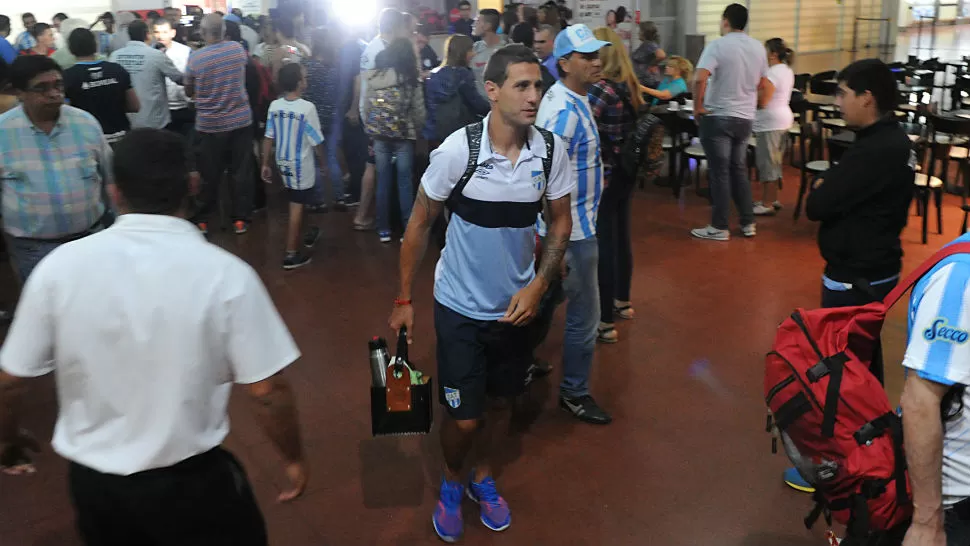 EN TUCUMÁN. Bruno Bianchi, uno de los jugadores que habló con la prensa en el aeropuerto. LA GACETA / FOTO DE FRANCO VERA