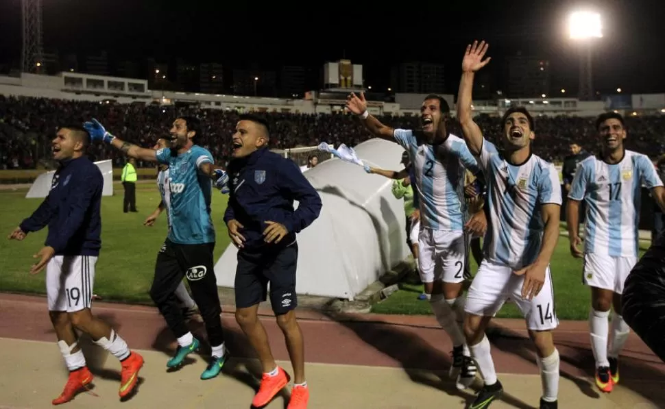 FESTEJO DESCONTROLADO. Bianchi y Evangelista celebran la histórica clasificación que logró Atlético en la altura de Quito. REUTERS