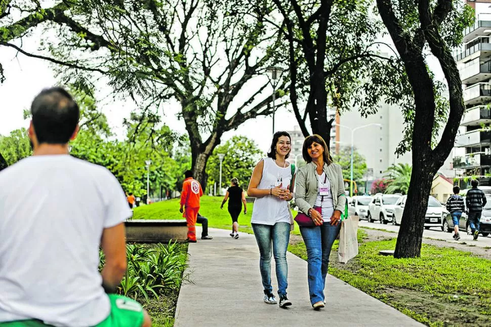 EN 2016. Una aprendiz y una mentora caminan juntas por el parque 9 de Julio, donde se realizó la anterior “Caminata de ‘mentoreo’ ”. gentileza mujeres en red