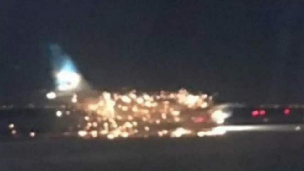 Susto en el aeropuerto de Nueva York: un avión de Aerolíneas Argentinas sufrió un incendio en pleno despegue