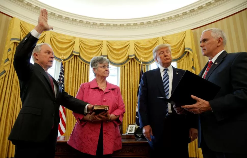 EN EL DESPACHO OVAL. Jeff Sessions juró ayer como nuevo Fiscal General del Gobierno de los Estados Unidos, ante Donald Trump y Mike Pence. Reuters