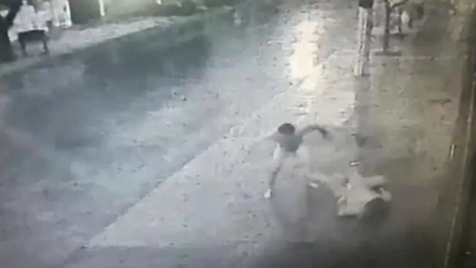 Video: desnudo, golpeó salvajemente a una mujer en la calle