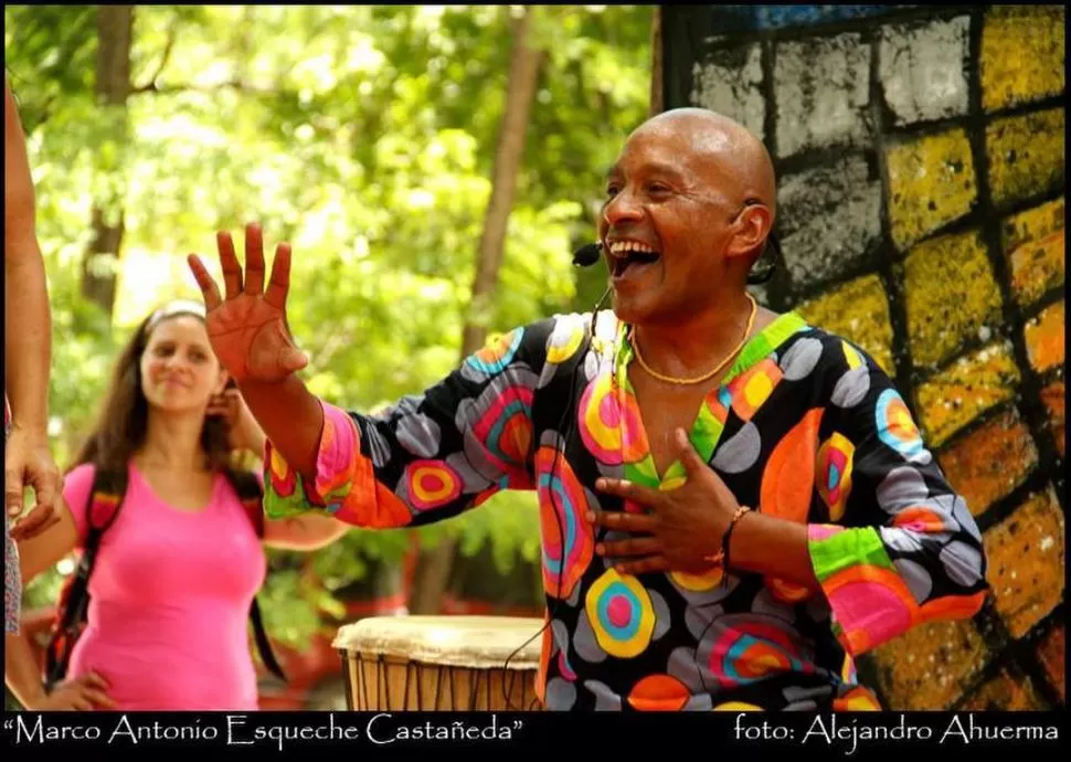 ACTOR Y MÚSICO. El peruano Marco Esqueche Castañeda ejecuta instrumentos durante sus obras teatrales. foto / alejandro ahuerma
