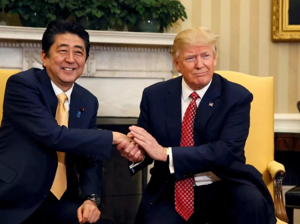 AMIGOS. Abe y Trump ratificaron ayer la alianza económica, política y militar entre Japón y Estados Unidos. Reuters
