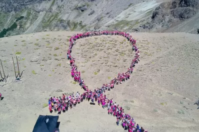 Más de 400 personas escalaron el cerro Teta para concientizar sobre el cáncer de mama