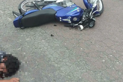 Perdió el control de su moto y cayó al pavimento: está grave